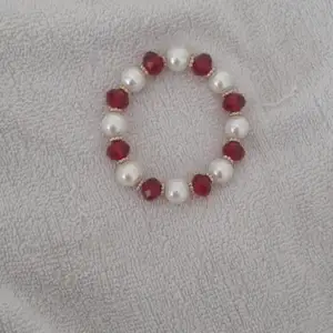 Supersöt armband med vita och röda pärlor! ❤