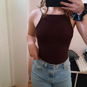 Body från hm - Fin brun body från hm. Den är knappt använd och är mycket bekväm. Strl S