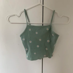 Linne - Turkost linne från pull and bear med vita blommor på. Väldigt fint nu på sommaren och den är i väldigt bra skick. Jag har tidigare sytt banden för att göra dom kortare.