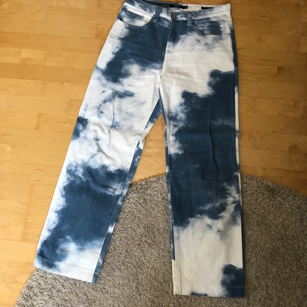Säljer dessa jeans från märket Jaded Londoni storlek 32/30. Aldrig använda därav mycket fint skick. Pris: 300kr. . Jeans & Byxor.
