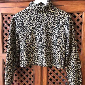 Super fin leopardmönstrad tröja. Bra och skön kvalitet. Har aldrig använt🌷