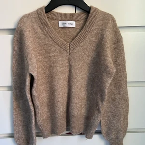 Samsoe stickad tröja - Världens finaste stickade tröja från Samsoe! Perfekt att dra över sig nu till sommaren 🌷använd ca 5 ggr!