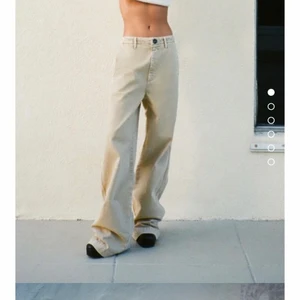 Bomulls byxor från zara i storlek 40 - Snygga byxor från Zara i 100% bomull! Använda 1gång. Ordinarie pris:399kr