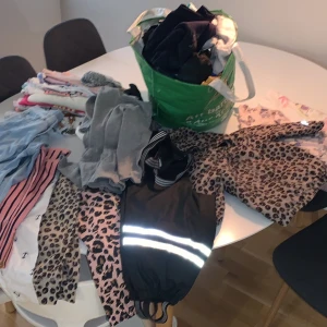 Tjej barnkläder storlek 86-98.  - Säljer barnkläder bl.a fodrade regnbyxor (storlek 92), vår jacka (storlek 86), klänningar, jeans, leggings osv.   Olika barnkläder, storlek 86,92,98 ungefär.  Allt är i bra skick.   Paketpris 250 kr. Gott skick. 