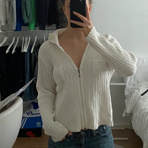 Vintage virkad cardigan/ zip up  - Vintage virkad cardigan/ zip up med krage i stolek M 