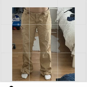 Vintage cargopants - Vintage cargopants med broderier med paljetter på, justerbar midja och nertill, jag är 165 och dem är i stolek L 