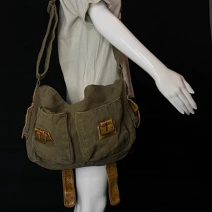 Axelremsväska  - Lägger upp igen pga köpare ångrade sig. Grön baggy axelbandsväska i fint skick! Från Bon’a Parte WomensWear 100% bomull. Tredje bilden visar en mer riktig bild på hur grönfärgen är i verkligheten, lite ljusare. Små fläckar längst upp på bandet.  Mått -  Bredd 40cm, Djup 10,5cm, Höjd 32cm. Fri spårbar frakt. 