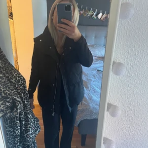 oversized väst - Super fin väst som är köpt från Bershka. Jätte bra skick och har inga hål eller fläckar. Nypris 400 men säljer för 250😊 (spegeln är smitsig inte västen)