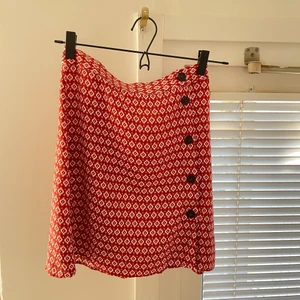 Mönstrad kjol - Kort kjol med knappar längs sidan, köp för några år sedan men har knappt blivit använd. Är lite för stor för mig som normalt bär storlek 32 men annars perfekt nu till sommaren! 