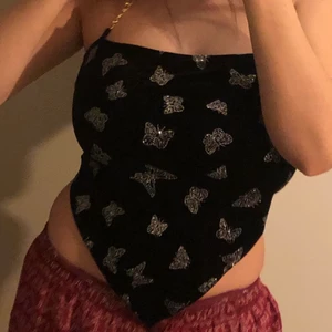 Topp i sammet med fjärilar - Topp som är impuls köpt på shein. Aldrig använt den , väldigt bra material och strechig.