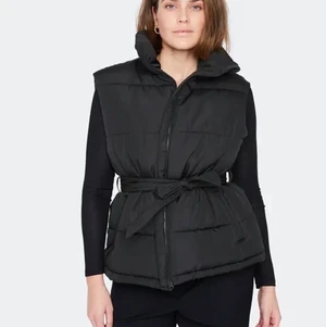 Bikbok väst med skärp - Säljer denhär västen från bikbok som jag inte använt pga fel storlek. Lappen o allt sitter kvar, skit fin o även slutsåld. Den är i storlek XS och är köpt för 499 kr. Pris kan absolut diskuteras.