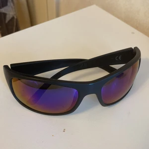 Solglasögon - Använd några ggr 