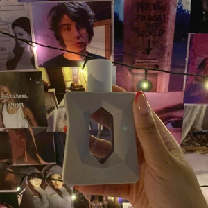 helt oanvänd ”God Is A Woman” parfym  - skulle testa den när den hade börjat komma in i butikerna, men fick den då i julklapp och personligen så ville jag inte ha den eftersom att den var inte min typ av parfym, jag sa även till mina föräldrar att jag ville se efter i förväg så de slapp slösa pengar lol. har bara testat den EN gång. (30ml) orginalpris: 460kr