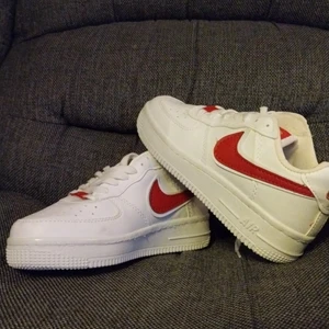 Vit/röd sneakers  - Helt ny / oanvänd