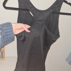 Newbody träningslinne - Svart sparsamt träningslinne från Newbody med mesh-rygg. 🖤 Sitter bekvämt och andas bra, men används inte så mycket då jag har många andra träningströjor. 