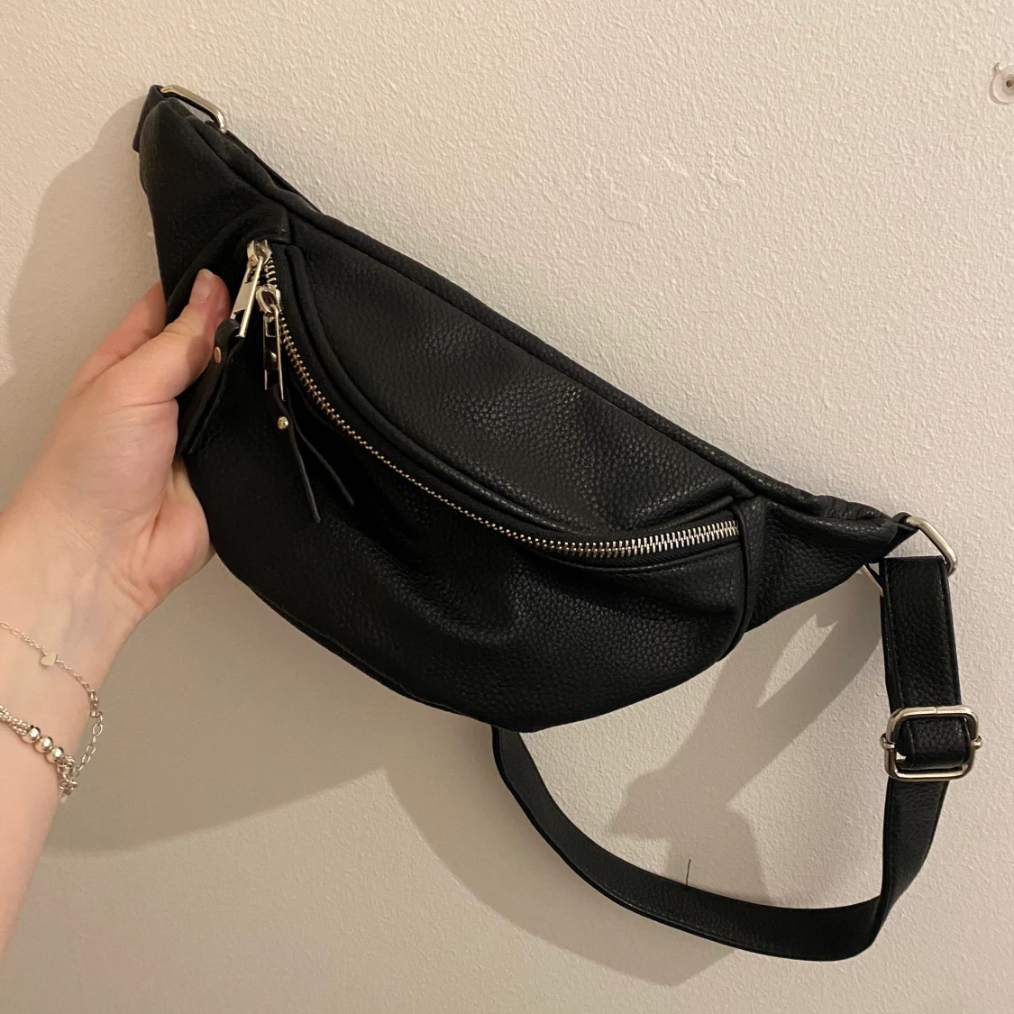 Svart magväska från Boohoo  - 90