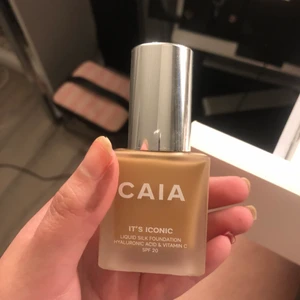 Foundation  - En foundation från caia, endast testad!