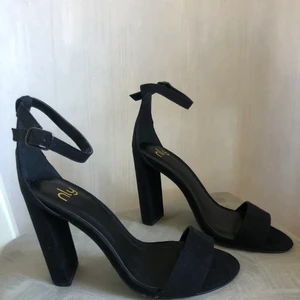 Klackskor Sandaletter  - Klackskor/Sandaletter från Nelly i storlek 36. Aldrig använda.  Kan skickas, köparen står då för frakten.