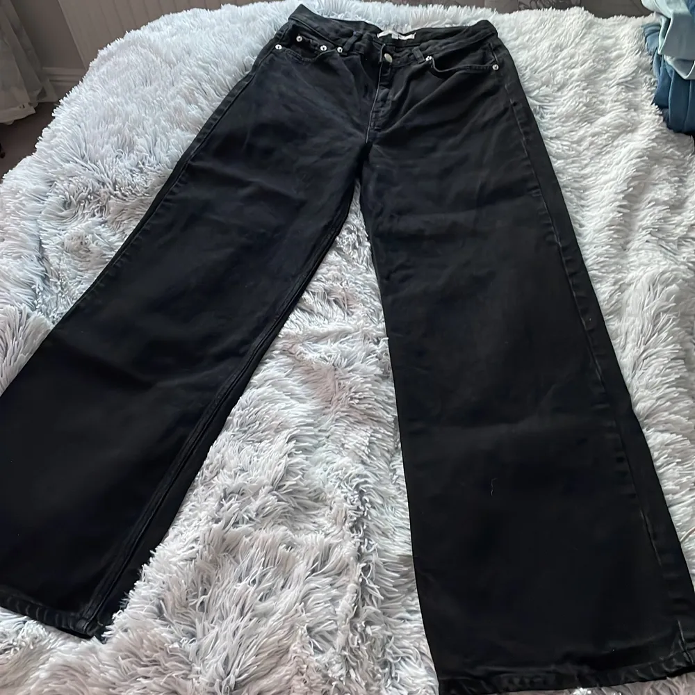 Sitter som dom andra Junkyard jeansen som jag har bild på,på min profil, den ända skillnaden är att domhär är LITE kortare än dom blåa . Jeans & Byxor.
