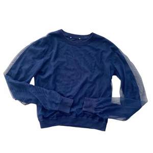 En mörkblå tröja med nätmaterial från Acne. 