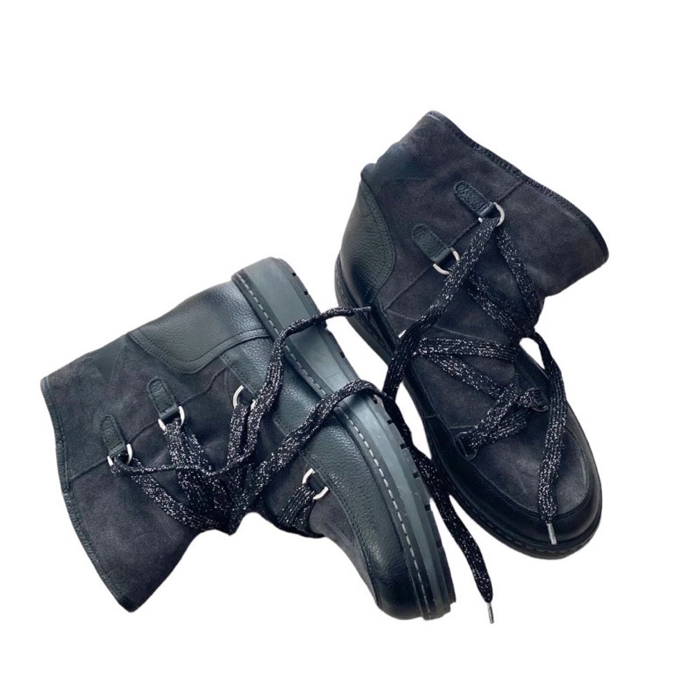 Ursnygga vinterskor från Tommy Hilfiger med glittriga skosnören. Köptes i för liten storlek och har därmed aldrig blivit använda. . Skor.
