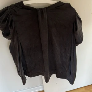 Malene Birger blus - Svart/grå Malene Birger blus med fina puffade ärmar.