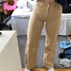 Jeans från monki - Säljer dessa biegea jeans i modellen Yoko då dom inte kommer till användning längre😊 Jag är 163 cm och jeansen är strl 27