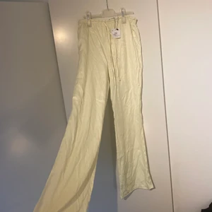 SATIN BYXOR FRÅN ZARA - ett par oanvända ljusgula satinbyxor från zara ( lapp kvar). storlek S men passar säkert en XS också. De är lite skrynkliga på bilden men går lätt att fixa. Super skönt material💜