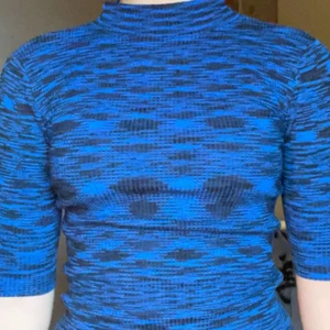 Polo t-shirt  - Jätte fin polo med svarta och blåa detaljer, i storlek xs men den är stretchig! 💗💗fråga gärna för mer frågor 