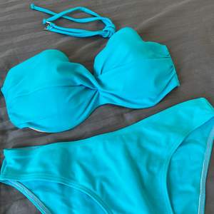 Superfin blå/turkos bikini med avtagbara axelband. Endast använd en gång🦋 Skulle uppskatta till C kupa eller storlek M. 