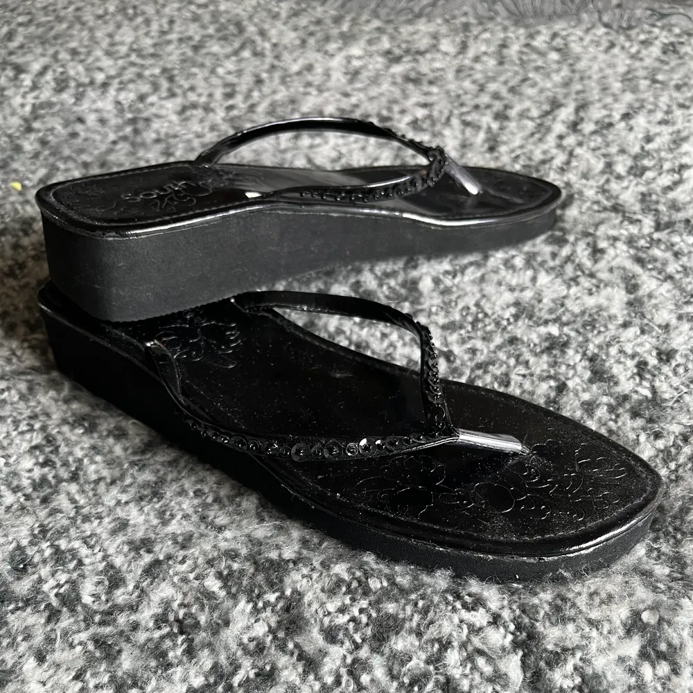 Jätte snygga platform sandaler köpte second hand och i bra skick, perfekta inför varmare dagar! Är i storlek 42, säljs då de inte kommer till användning. Skriv om du har frågor💗💗. Skor.