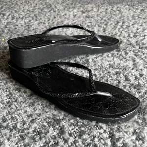 Jätte snygga platform sandaler köpte second hand och i bra skick, perfekta inför varmare dagar! Är i storlek 42, säljs då de inte kommer till användning. Skriv om du har frågor💗💗