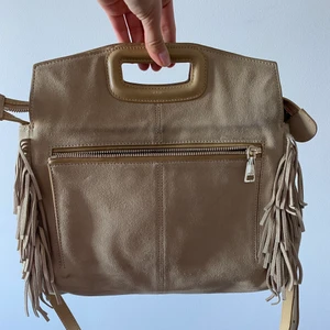 Maje väska (stor) - Stora väskan från Maje i mocka. I fint skick. Dustbag medföljer. Spårbar frakt inkluderat i priset ❤️