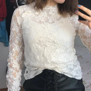 Vit blus - Ganska mycket använd och gummibandet på ena armen gått av, men det ingenting som märks. (Fler bilder, kontakta mig) 