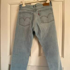 Levi’s jeans i stl 26/26 dvs längden är ankle. Använd kanske en gång då de var lite för små för mig. Ingen direkt stretch i dom. Nypris 1099kr