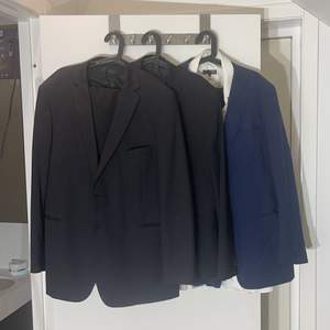 Tre st kavajer. Med två st kostymbyxor Den blåa kostymen så är kavajen Storlek 56 och Byxorna är Large från dressman.   Två kavajer som är svarta där ena är strl 58 och andra 54 med svarta kostymbyxor till som är L. Och dem är från HM.        En skjorta hänger med i Strl XL. Ni får två hela kostymer plus en kavaj som är likadan fast annan storlek. Perfekt om ni ska testa er fram i kostymvärlden utan att gå över budget. Eller om ni ska ta studenten eller skolavslutning och är på en budget