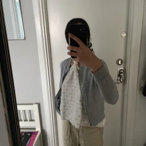 Kofta - Fin grå kofta i bra skick från lager 157! Pris är disskuterbart, Samfraktar gärna. 