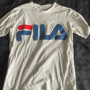 Super fin grå fila T-shirt