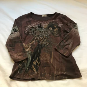 långärmad brun tröja med tryck  - snyggaste långärmade bruna toppen någonsin! så coolt tryck osv plus rhinestones🌛 kommer inte till användning drf jag säljer 