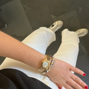 VALENTINO armband - Jag säljer mitt ljusrosa valentinoarmband som inte används längre. Armbandet är justerbart så de passar alla handleder. Armbandet säljs i befintligt skick, är något slitet vid spännet men syns inte när man har på sig det, PM för fler bilder :)