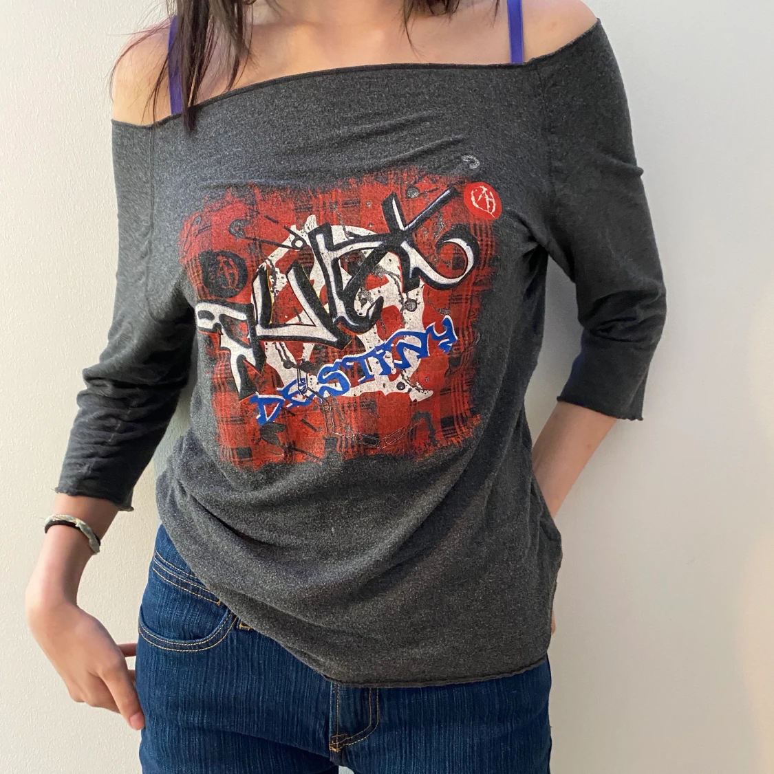 Grå topp med skitcoolt print - 90