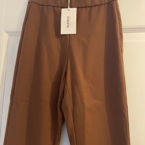 Byxa från Bianca  - Helt oanvända byxor från Bianca ifrån Nelly, endast provade, men de är tyvärr för långa för mig🤩💕