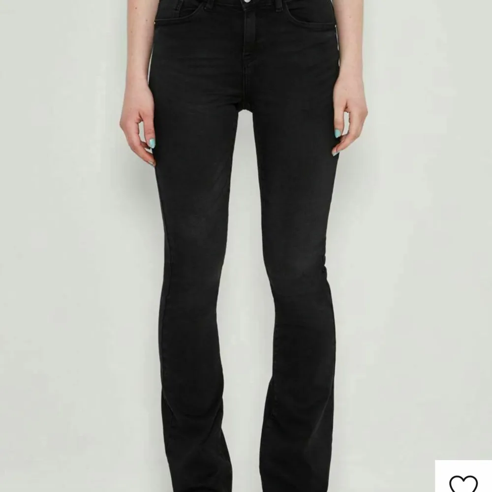Svarta bootcut jeans från noisy may i storlek 26x32. Jätte snygga men kommer tyvärr inte till användning eftersom jag har ett par liknande. Köpta i november och använda fåtal gånger så dom är i jätte bra skick💕💕. Jeans & Byxor.