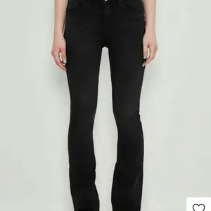Svarta bootcut jeans från noisy may i storlek 26x32. Jätte snygga men kommer tyvärr inte till användning eftersom jag har ett par liknande. Köpta i november och använda fåtal gånger så dom är i jätte bra skick💕💕