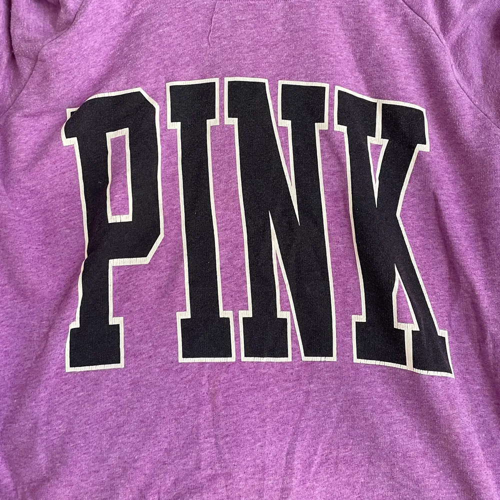 En superfin orginal pink hoodie i lila. Inköpt i london för flera år sedan. Den är i storlek M men är oversized. Den är i superskick och enbart använd en gång. 💕💕#hoodie #pink #victoriasecret. Hoodies.