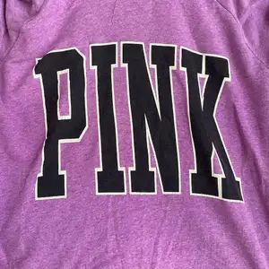 En superfin orginal pink hoodie i lila. Inköpt i london för flera år sedan. Den är i storlek M men är oversized. Den är i superskick och enbart använd en gång. 💕💕#hoodie #pink #victoriasecret