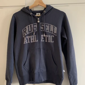 Hoodie med dragkedja - säljer denna superfina koftan från russell athletic, endast använd 1 gång!! säljer pga för tajt för min smak, men den är perfekt i storleken annars 💗 köpt för 500kr på asos, köp direkt för 350!