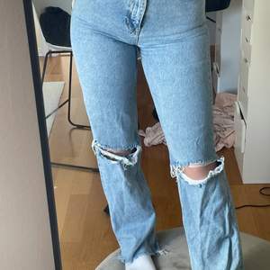 säljer mina zara jeans i stl 36, fåtal använda så i nyskick. Har även ett par liknande utan hål. Köpta för 399 säljer för 220 + frakt på ca 40kr. Säljs inte på hemsidan längre. Hör av er vid intresse eller fler bilder ❤️‍🔥