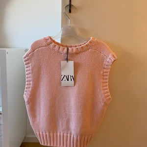 Zara - Säljer denna super söta väst , aldrig använd och lappen är kvar, nypris 249 , fler bilder och frågor kom privat ❤️