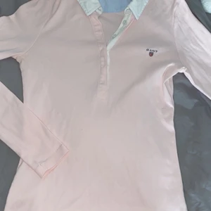 Långärmad piké - Så fin långärmad pikétröja från gant! I nyskick, endast använd 1 gång 😍 i en fin ljusrosa färg